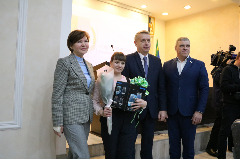 Ключи от новых квартир вручили сиротам Новосибирского района Министерство труда 