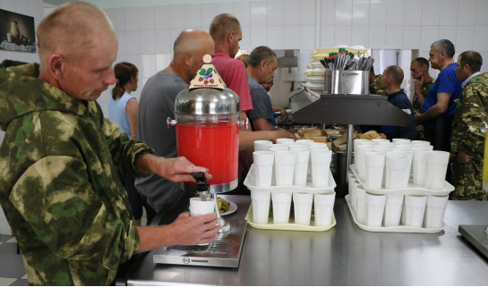 «Шведский стол»: в Новосибирской области внедряют инновационный подход к организации питания людей с инвалидностью